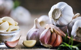 Chuyên gia khuyến khích bổ sung tỏi vào chế độ ăn uống để phòng ngừa các bệnh mùa lạnh