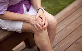 6 cách chữa đau khớp gối ở người già tại nhà cực đơn giản mà lại hiệu quả