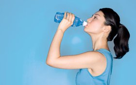 Sự thật về thói quen uống nước tăng lực để bù nước vào mùa hè
