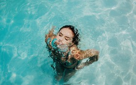 6 mẹo giữ đôi mắt khỏe mạnh khi đi bơi vào mùa hè