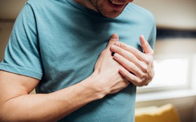 Đau ngực khi hít thở sâu khi nào là triệu chứng của COVID-19?