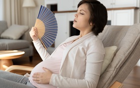 Cách đối phó với cơn bốc hỏa khi mang thai, đặc biệt vào những ngày nắng nóng