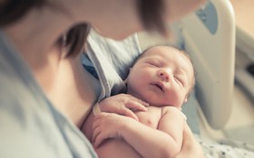 Ở cữ sau sinh vào mùa hè: Nên và không nên làm gì để bảo vệ sức khoẻ cho mẹ và bé?