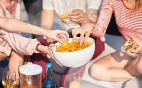 Điều gì xảy ra với cơ thể khi bạn ăn vặt cả ngày?