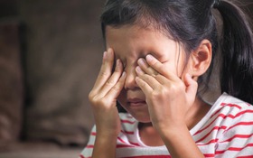 Trẻ bị cảm chảy nước mắt khi nào là bất thường?