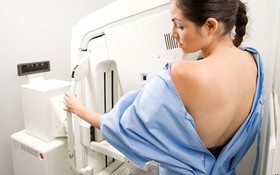 Bị ung thư vú có sinh con được không? 7 điều cần biết về mang thai và ung thư vú