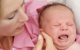 Triệu chứng bệnh viêm tai giữa ở trẻ sơ sinh và cách điều trị