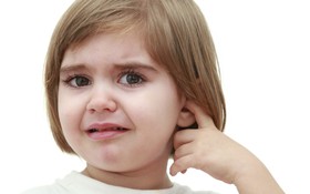 Bố mẹ sẽ giật mình vì đang mắc phải những sai lầm khi điều trị viêm tai giữa ở trẻ