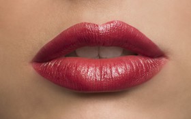 Xăm môi thẩm mỹ có thể làm tăng nguy cơ lây nhiễm HIV, viêm gan B