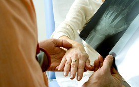 Triệu chứng bệnh viêm khớp dạng thấp khởi phát ở người cao tuổi
