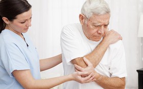 Những nguyên nhân gây ra viêm khớp dạng thấp ở người già
