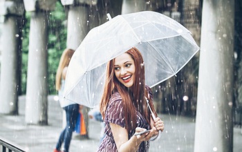 Chăm sóc da mùa mưa cần chú ý điều gì? Dưỡng ẩm và kem chống nắng có thật sự cần thiết?