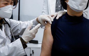 GS Nguyễn Văn Tuấn: Tiêm vaccine vẫn mắc Covid-19 là... bình thường