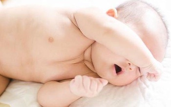 Tại sao trẻ sơ sinh hay vặn mình? Cách chăm sóc trẻ sơ sinh hay bị vặn mình an toàn