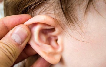 Cách phòng tránh viêm tai giữa cho trẻ vào mùa thu đông