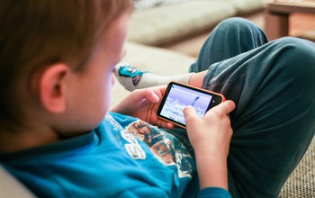 Trẻ bị mắc hội chứng rối loạn vận động (tic) do xem tivi, sử dụng điện thoại nhiều
