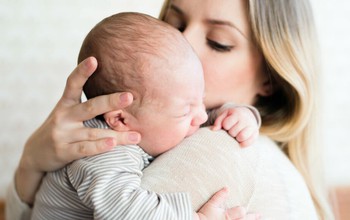 Tại sao trẻ sơ sinh không chịu ngủ, mẹ nên làm gì?