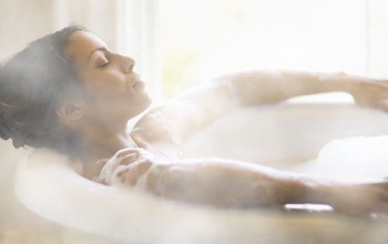 Bị ngứa da sau khi tắm: Nguyên nhân và cách khắc phục
