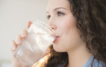 Tác hại từ thói quen uống nhiều nước lạnh những ngày nắng nóng