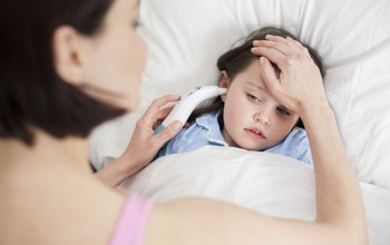 Thời điểm giao mùa trẻ dễ bị sốt virus, khi nào cần đưa trẻ đến bệnh viện?