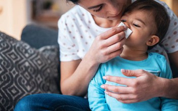 Trẻ bị viêm mũi họng bao lâu thì khỏi?