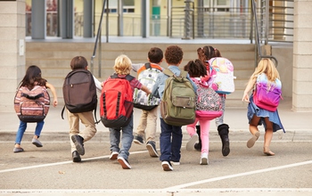 Nguy cơ ảnh hưởng cột sống từ một số thói quen phổ biến khi trẻ quay lại trường học