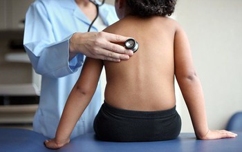 Làm cách nào để nhận biết triệu chứng viêm phổi nếu trẻ không sốt?