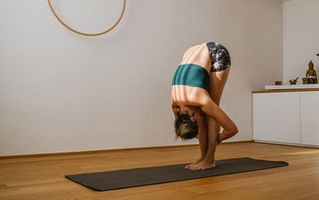 8 tư thế tập yoga giảm đau cổ do thay đổi thời tiết đơn giản tại nhà