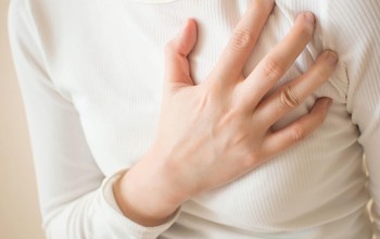 Cảm giác đau nhói như kim châm ở ngực là bệnh gì? Có phải dấu hiệu cảnh báo sớm ung thư vú không?