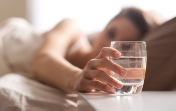 Có nên uống một cốc nước khi thức dậy?