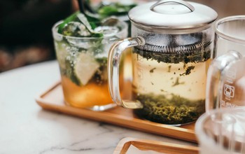 Ngủ dậy uống gì tốt để tăng cường miễn dịch và sức khỏe khi thời tiết liên tục thay đổi thất thường?