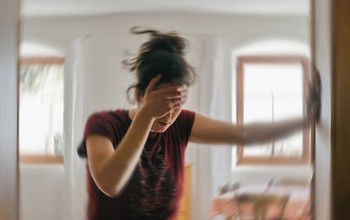 Mùa nắng nóng, ghi nhớ cách phân biệt nhanh sốc nhiệt, đột quỵ và  liệt dây thần kinh số 7