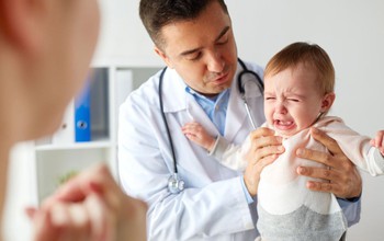 Bệnh viêm phổi ở trẻ em: Bé 1 tháng tuổi bị viêm phổi nặng do thói quen phổ biến của nhiều người mẹ