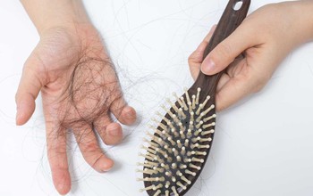 Biểu hiện của chứng rụng tóc là gì? Cách nào để nhận biết rụng tóc thông thường và rụng tóc bệnh lý?