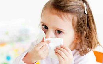 Mách mẹ cách phân biệt ho do viêm phổi và ho do cảm lạnh ở trẻ nhỏ