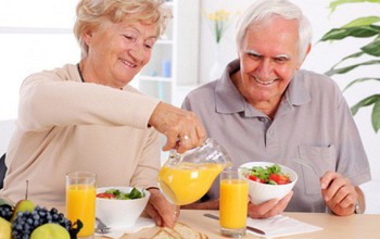 Loãng xương ở người cao tuổi: Những thực phẩm nên bổ sung trong bữa ăn