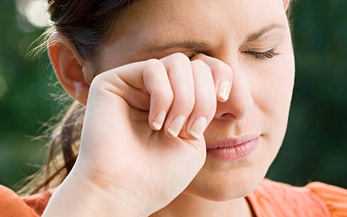 Ngứa và cộm mắt là dấu hiệu của bệnh gì? Khi nào ngứa và cộm mắt là dấu hiệu cảnh báo bệnh đau mắt đỏ?