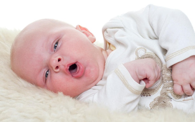 Viêm kết mạc ở trẻ sơ sinh gây viêm phổi: Triệu chứng lâm sàng và biến chứng nguy hiểm