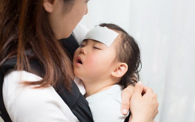 Bác sĩ Nhi khoa mách 5 bí quyết chăm sóc khi trẻ bị ốm lúc giao mùa