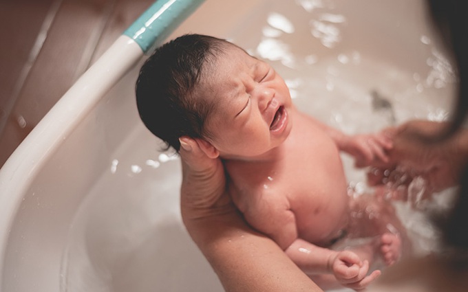 Trời lạnh có nên tắm cho trẻ sơ sinh không? Nguyên tắc tắm mùa đông cho trẻ là gì?