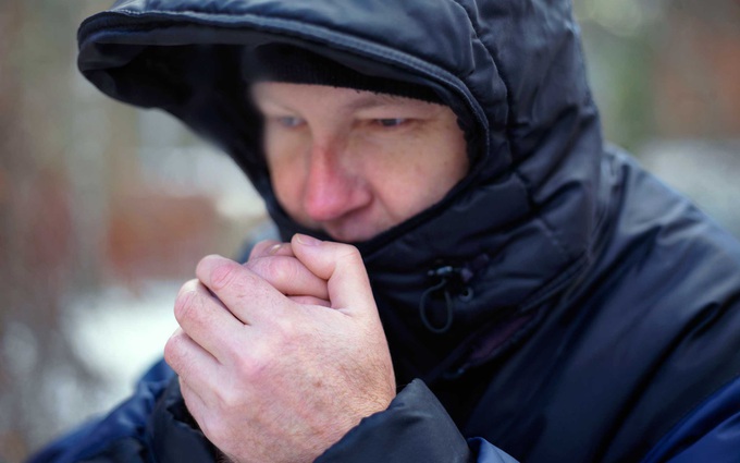 Chân tay lạnh vào mùa đông: Tìm hiểu nguyên nhân, đối tượng và biện pháp phòng tránh