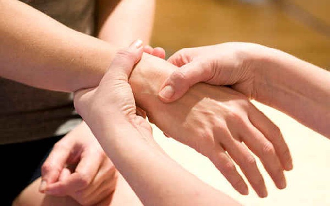 Tại sao lại bị co rút bàn tay? Cần làm gì để khắc phục tình trạng đau co rút bàn tay?