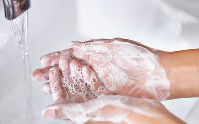 Rửa tay thường xuyên để phòng COVID-19 khiến da bị khô: Làm thế nào để khắc phục?