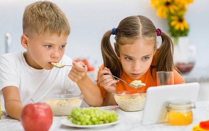 Sống giữa dịch COVID-19 nếu vẫn những thói quen xấu này trong bữa ăn chỉ hại sức khỏe cả gia đình