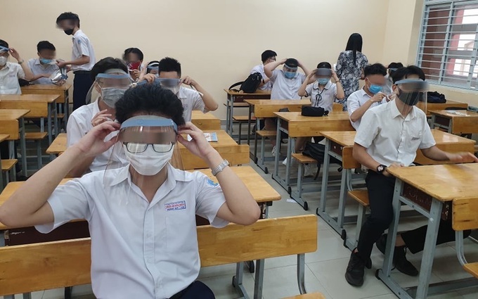 Đeo nón tấm chắn liên tục trong lớp học và nguy cơ cận thị, mỏi mắt ở trẻ - Chuyên gia lên tiếng!