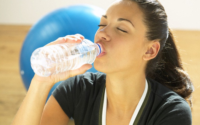 Uống nước đúng cách khi tập luyện thể dục 