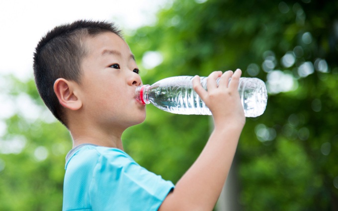 Phòng tránh mất nước cho trẻ khi phải đi học trong hè