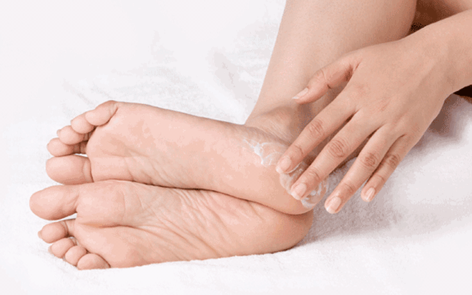 Bong da chân: Hiện tượng tróc da bàn chân nguyên nhân và cách khắc phục