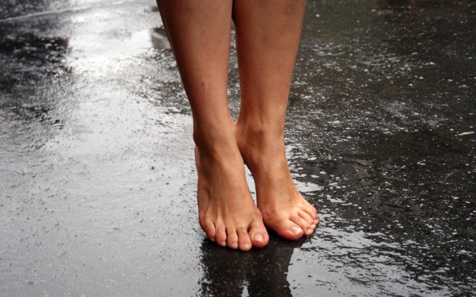 Nấm da chân vào mùa mưa: hiểu để phòng tránh đúng cách