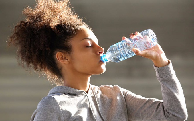 Uống nước khi đói và 12 lợi ích có thể bạn chưa biết!
